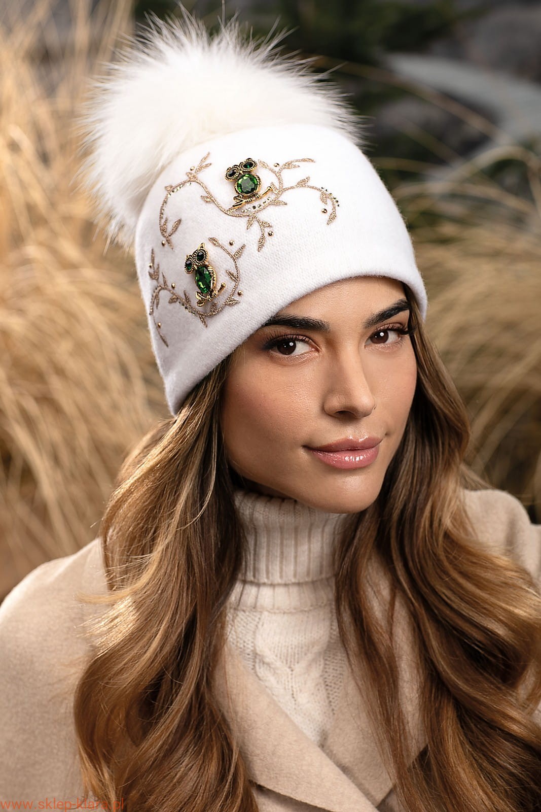 biala-czapka-z-pomponem-893ldw-1.jpg