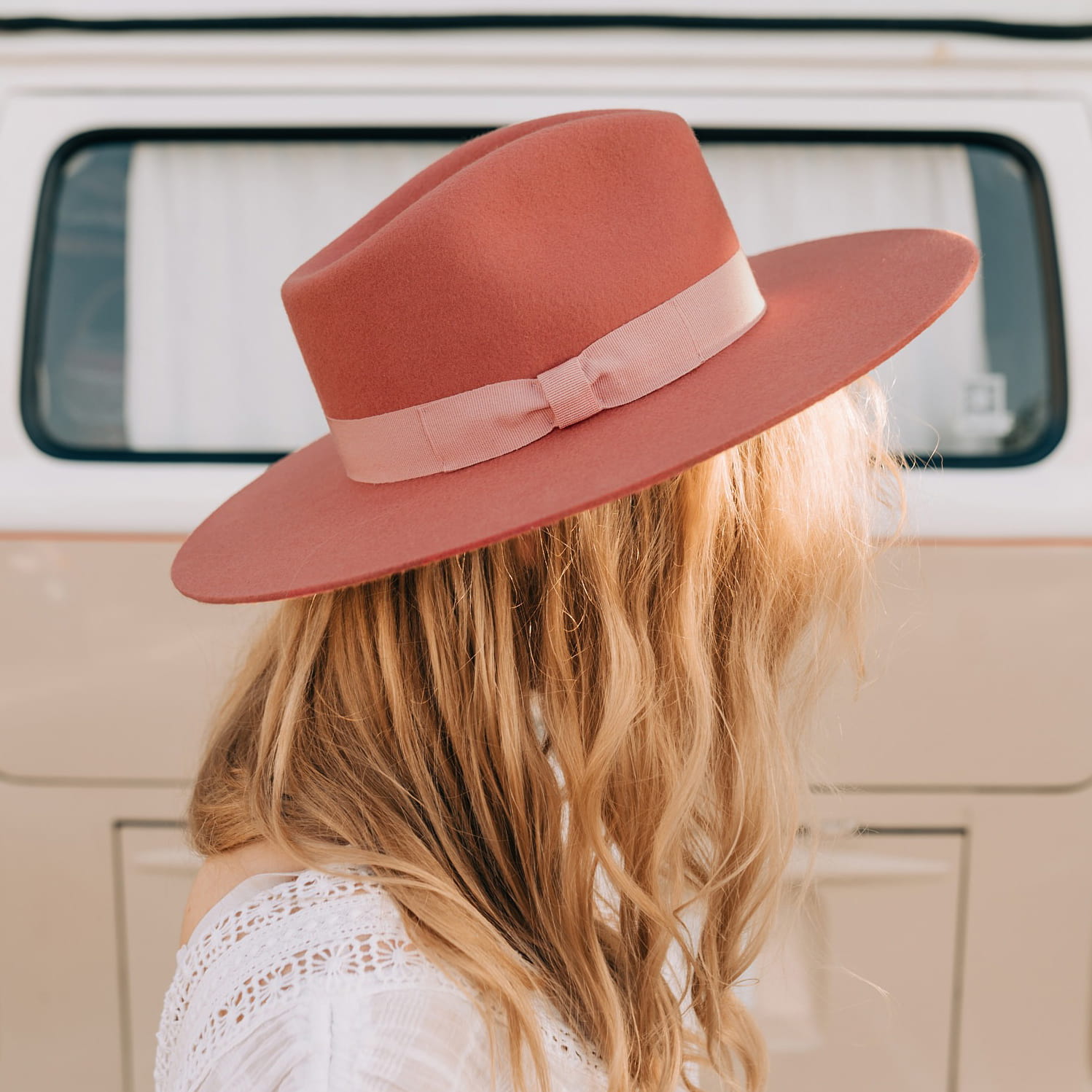 kapelusz-rozowy-515lax.jpg